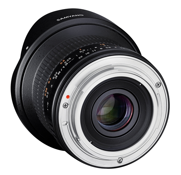 Een zwarte Samyang-lens met zilveren en rode details. Hij staat schuin en toont de voorkant en zijkant van de lens.
