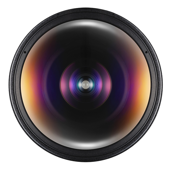 Close-up van een cameralens. De lens heeft een zwart frame en een reflecterend glas met paarse, oranje en blauwe tinten.