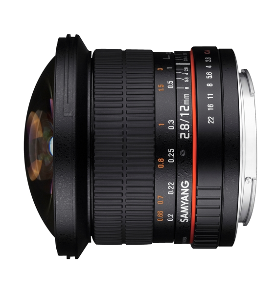 Een zwarte Samyang 2.8/12mm cameralens, met verschillende brandpuntsafstanden en diafragma-instellingen, met een gebogen lenselement.