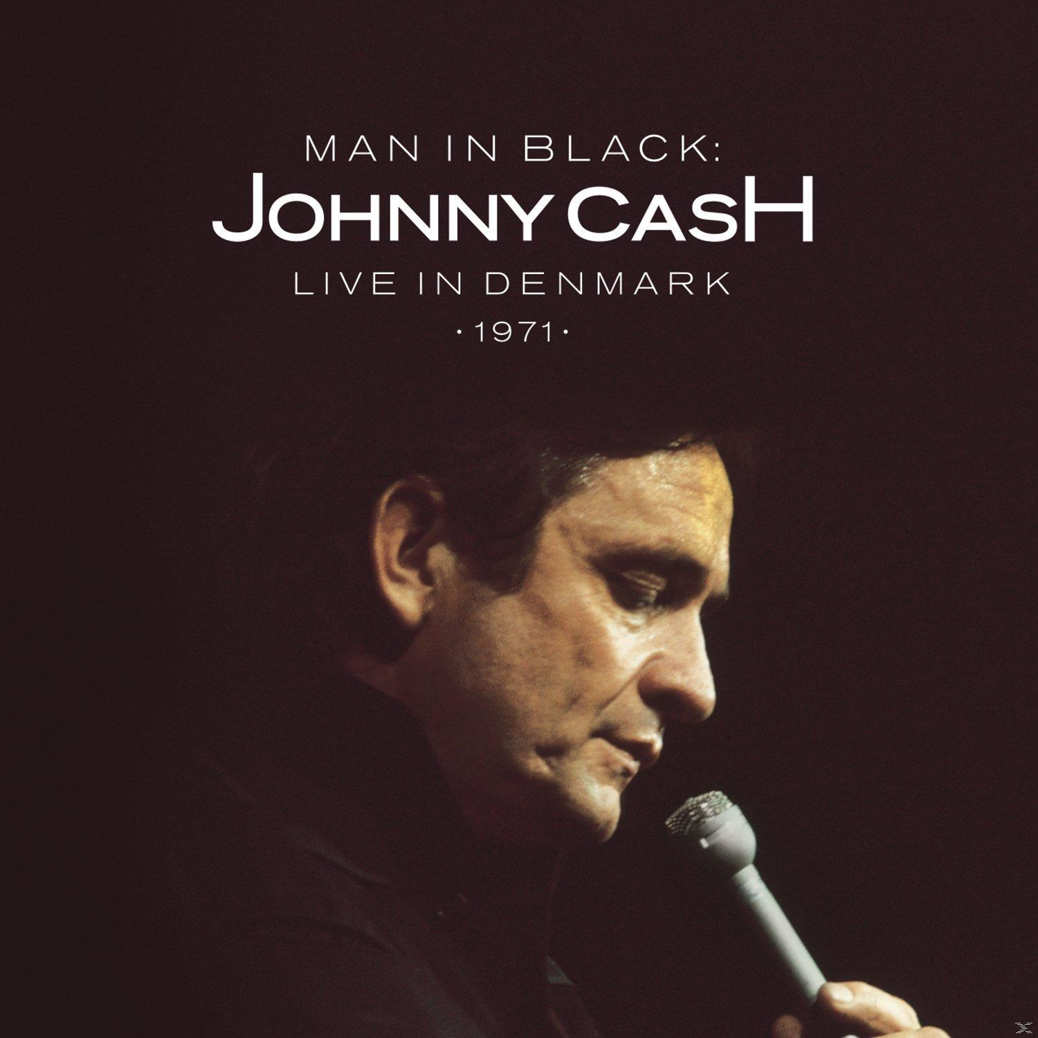 Johnny Cash 1971-ben Dániában, közelkép az arcáról és a mikrofonról.