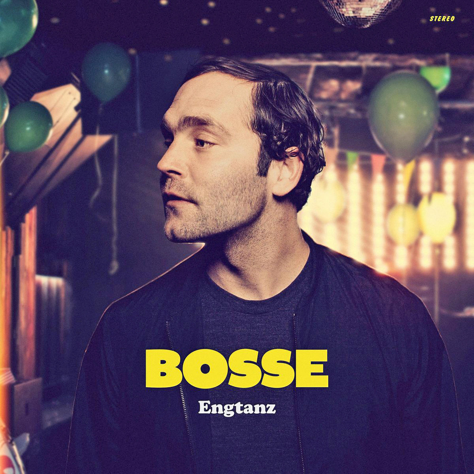 Mann in einem Club. Bosse Albumcover, gelbe Buchstaben, grüne Luftballons.