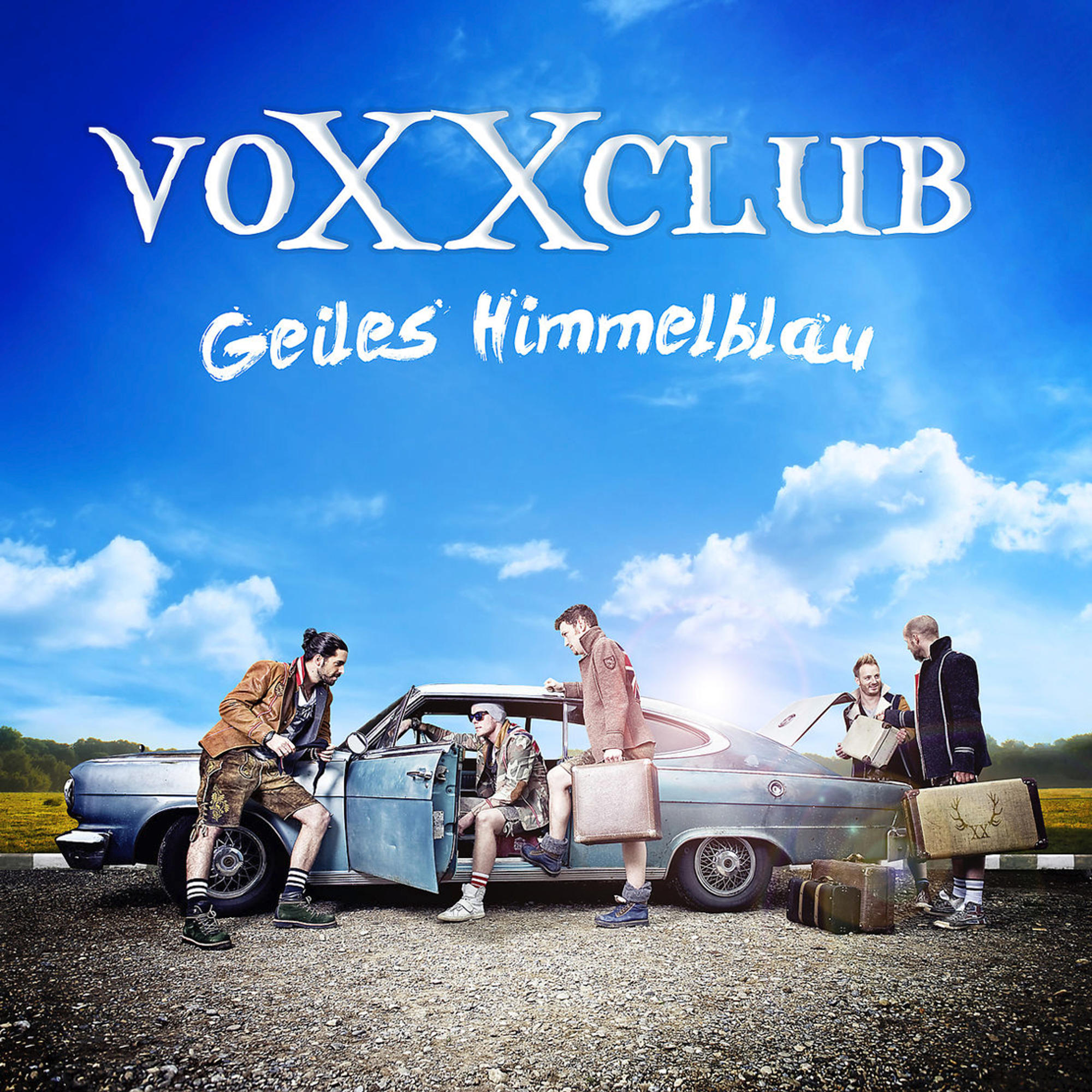 VOXXCLUB Albumcover. Fünf Männer um ein klassisches Auto mit Gepäck, vor blauem Himmel mit Wolken.