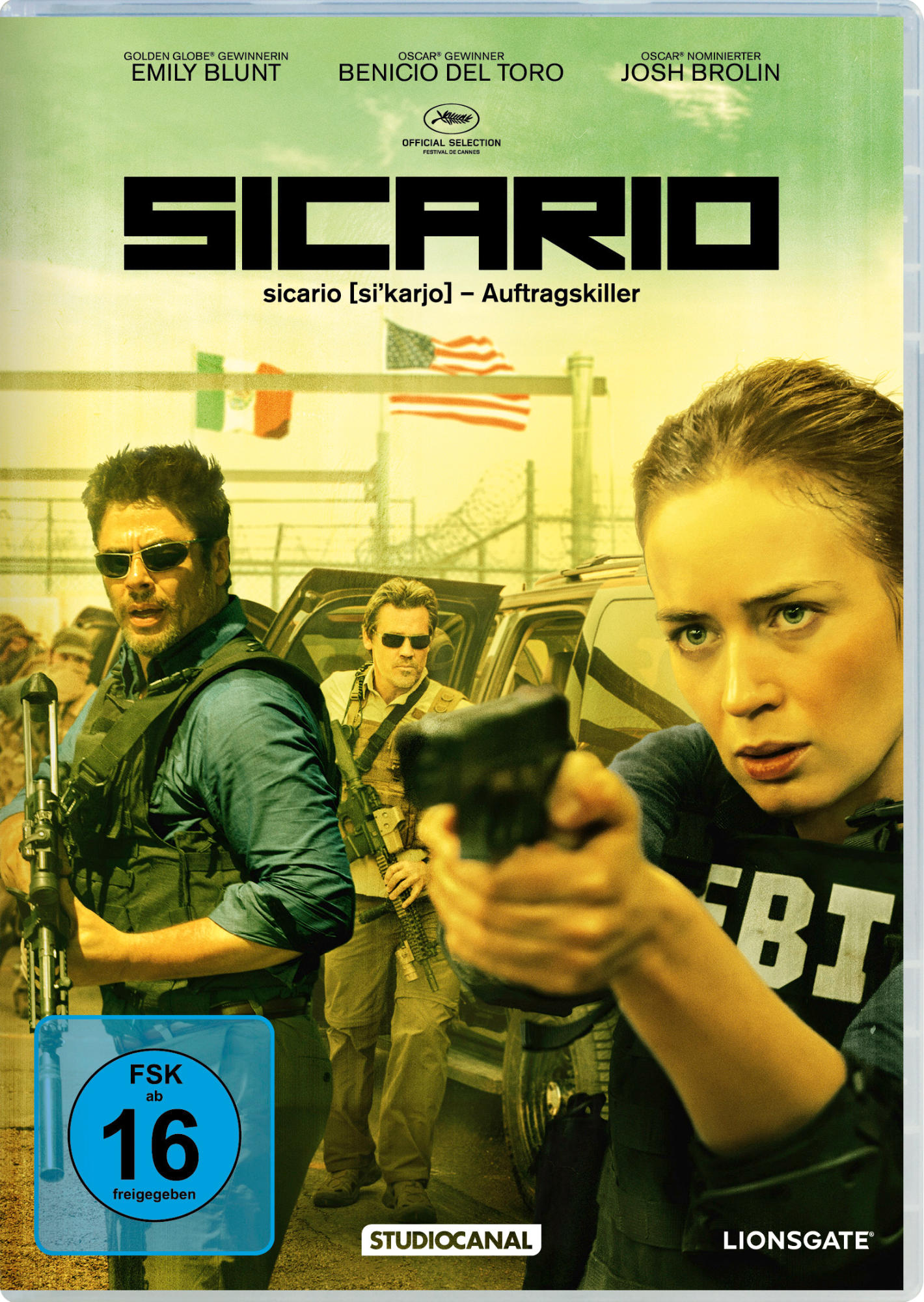 Filmcover von Sicario. Drei Personen, zwei Männer und eine Frau, die eine Waffe hält. Amerikanische Flagge im Hintergrund.
