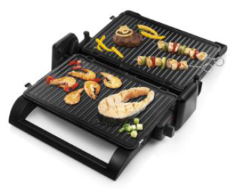 Gril noir ouvert avec de la nourriture dessus. Steak, crevettes et légumes. Fond blanc.