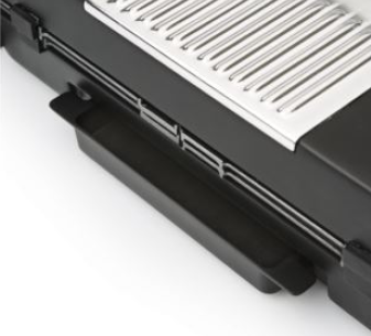 Gros plan d'un grill noir avec une surface métallique argentée. Un bac noir est en dessous.