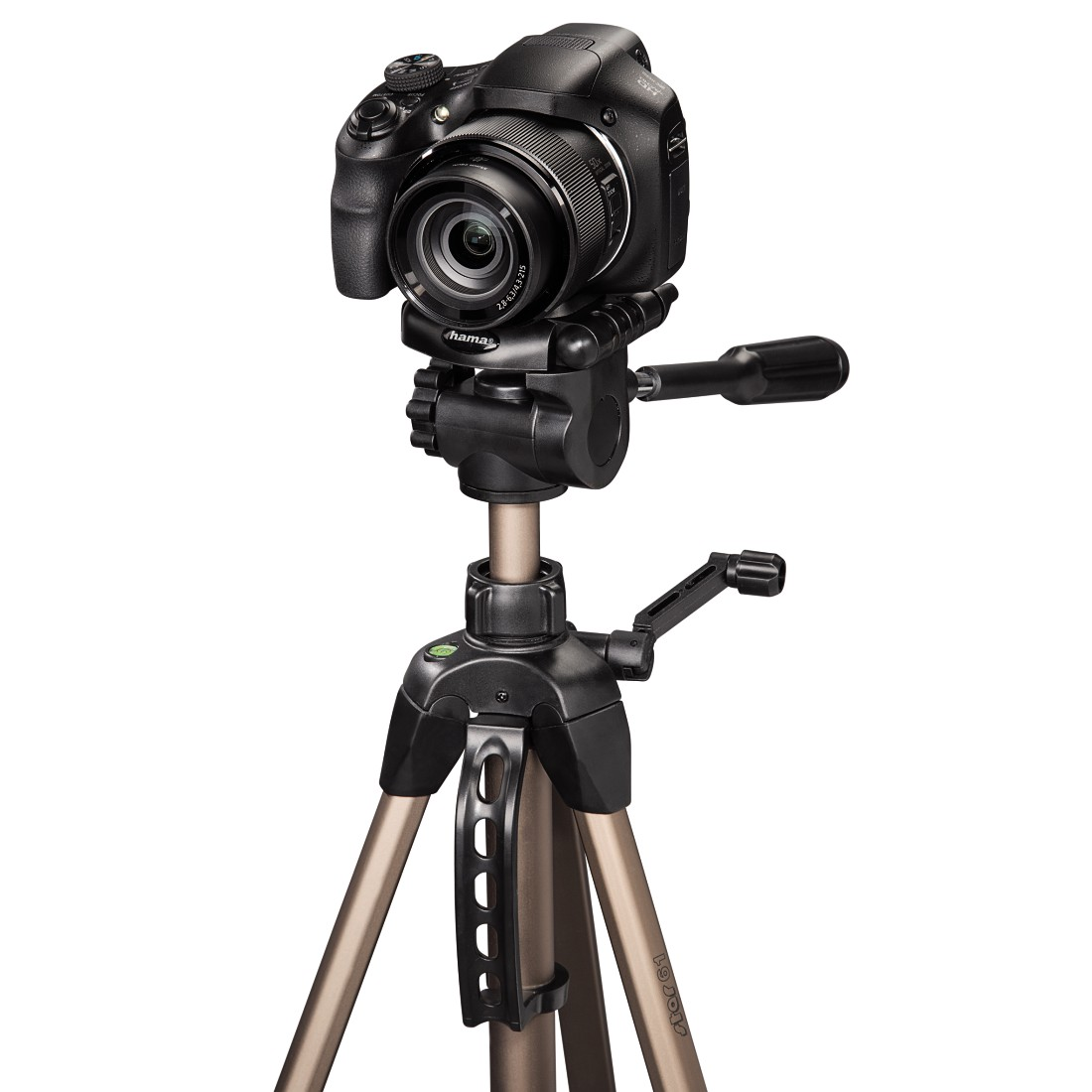 Fotocamera nera su un treppiede. La fotocamera è rivolta in avanti. Lo sfondo è bianco.