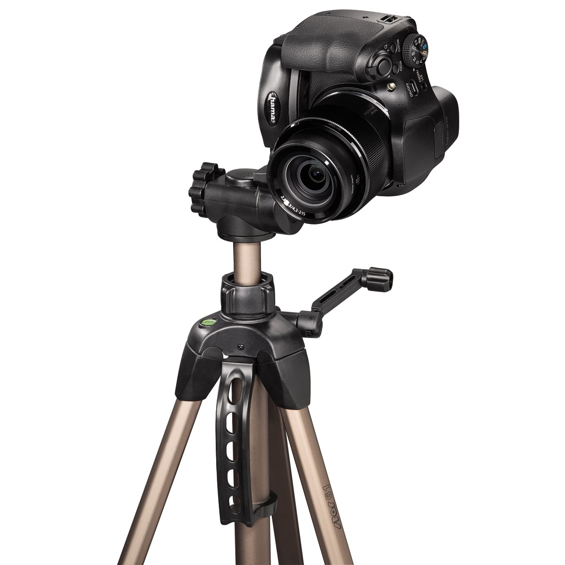 Una fotocamera montata su un treppiede. La fotocamera è rivolta verso lo spettatore. Il treppiede è su sfondo bianco.