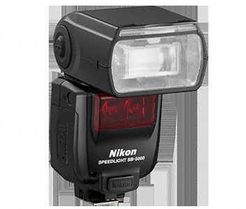 Schwarzer Nikon Speedlight SB-5000 Blitz, mit rechteckigem Blitzkopf.
