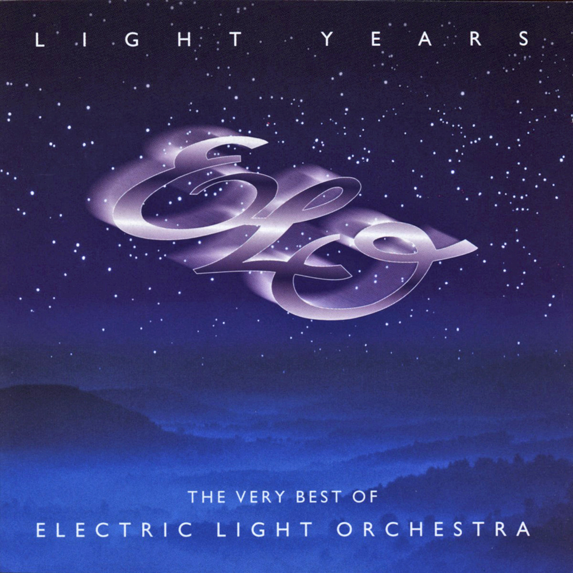 Albumcover, blauer Hintergrund, stilisiertes 'ELO'-Logo, Titel 'Light Years' und Bandname.