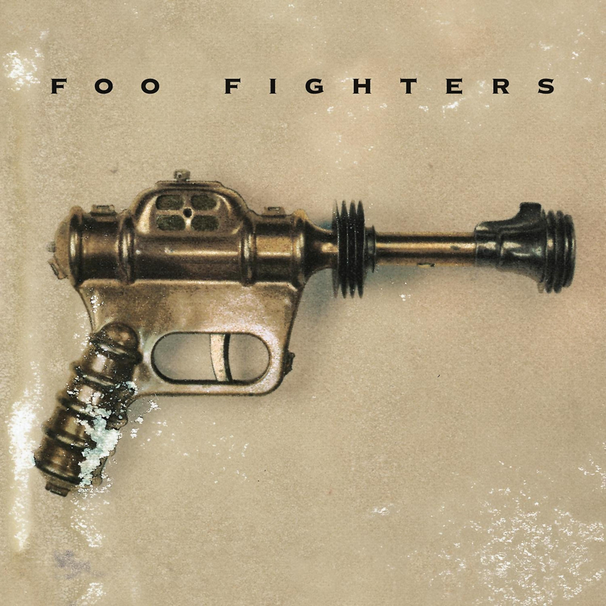 Album borító: Foo Fighters, fém sugárpisztoly, bézs háttér.