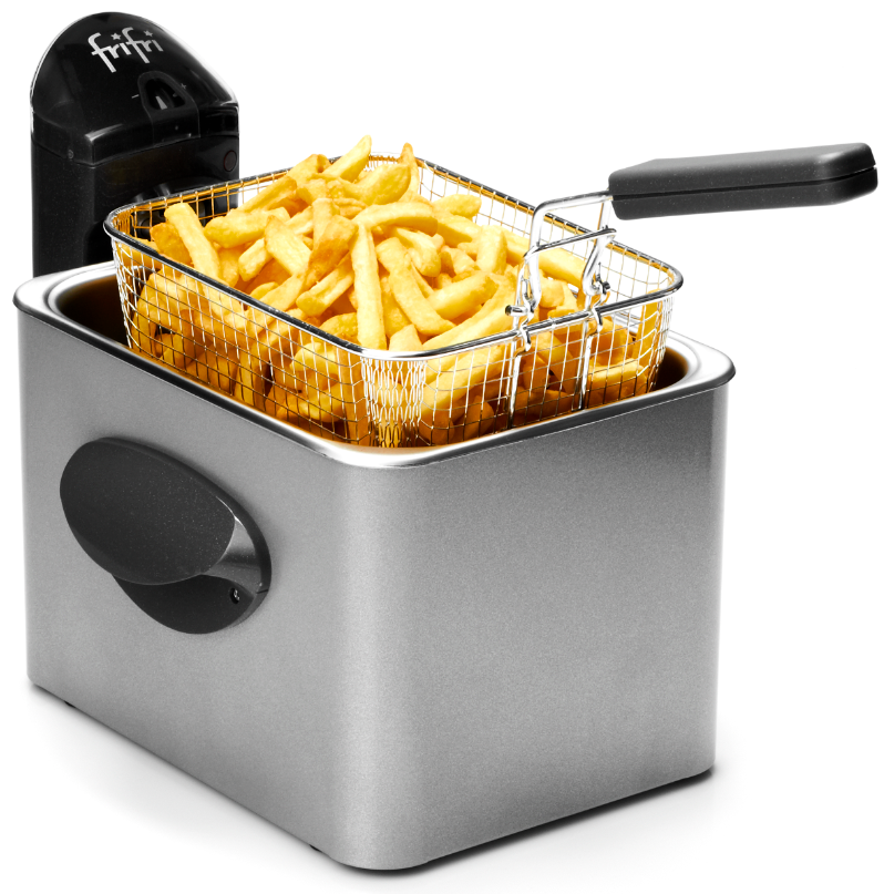 Friteuse argentée avec un panier en fil de fer rempli de frites. Fond blanc.