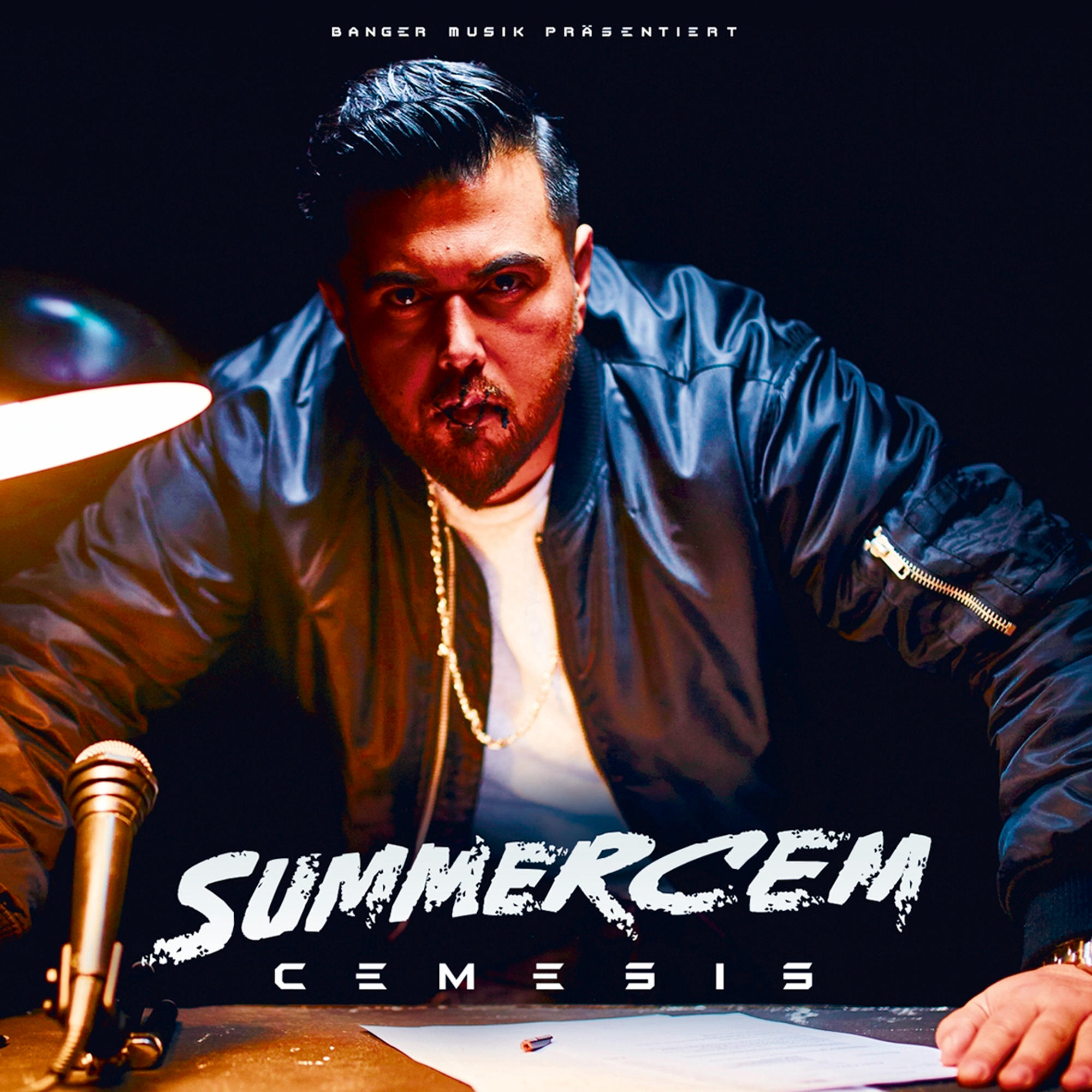 Albumcover für Summer Cem zeigt einen Mann mit Bart und Jacke, beleuchtet von einem Scheinwerfer.