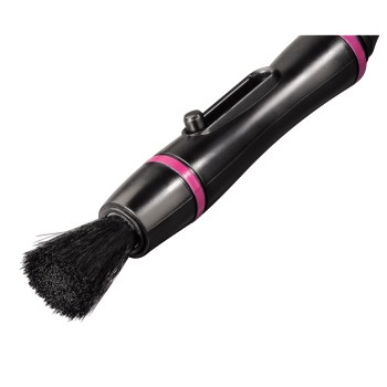 Une brosse de nettoyage noire, avec un anneau rose autour du milieu, sur fond blanc.