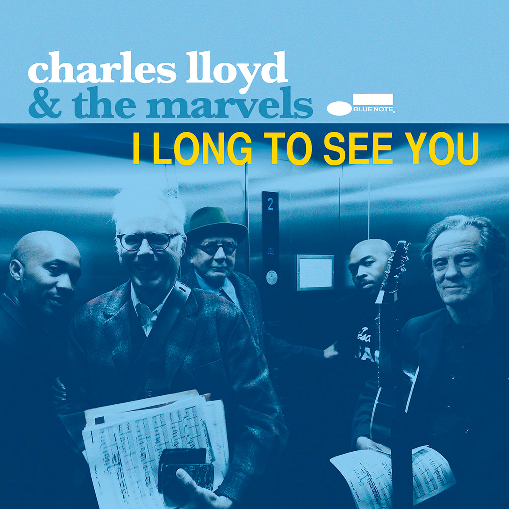 Charles Lloyd & The Marvels Albumcover. Gruppe von Männern in einem Aufzug. Blaue und weiße Farbe.