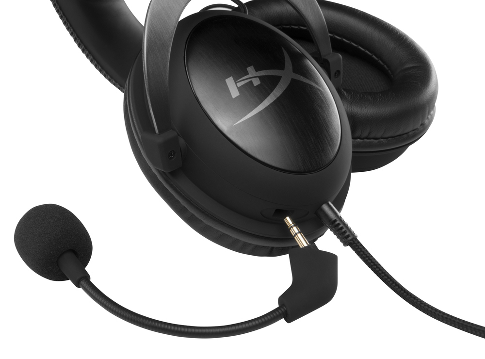Schwarzes HyperX Gaming-Headset mit Mikrofon und vergoldetem Stecker, Nahaufnahme.