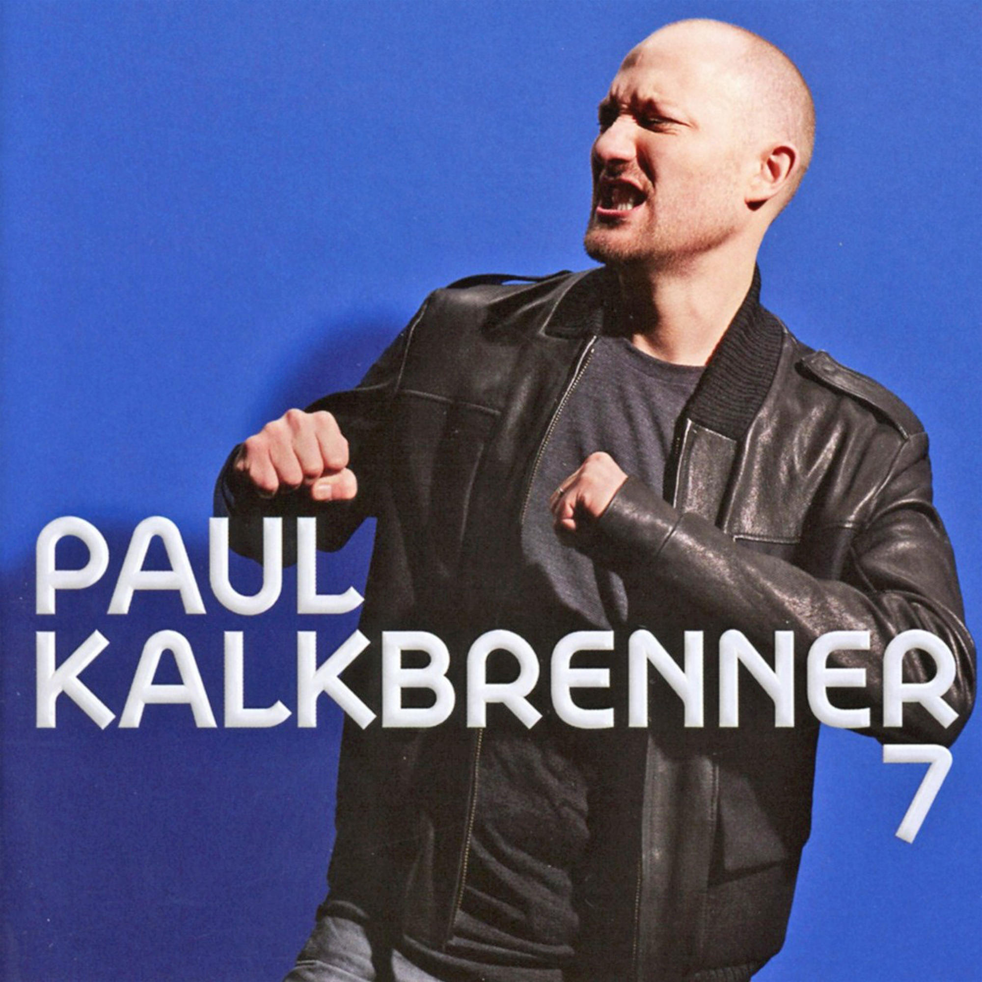 Paul Kalkbrenner, ein kahler Mann, in einer schwarzen Jacke, mit dem Text 'PAUL KALKBRENNER 7'.