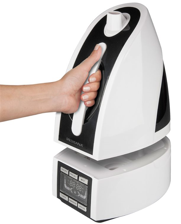 Witte en zwarte stomer met een hand die de handgreep vasthoudt. Digitale display is aan.