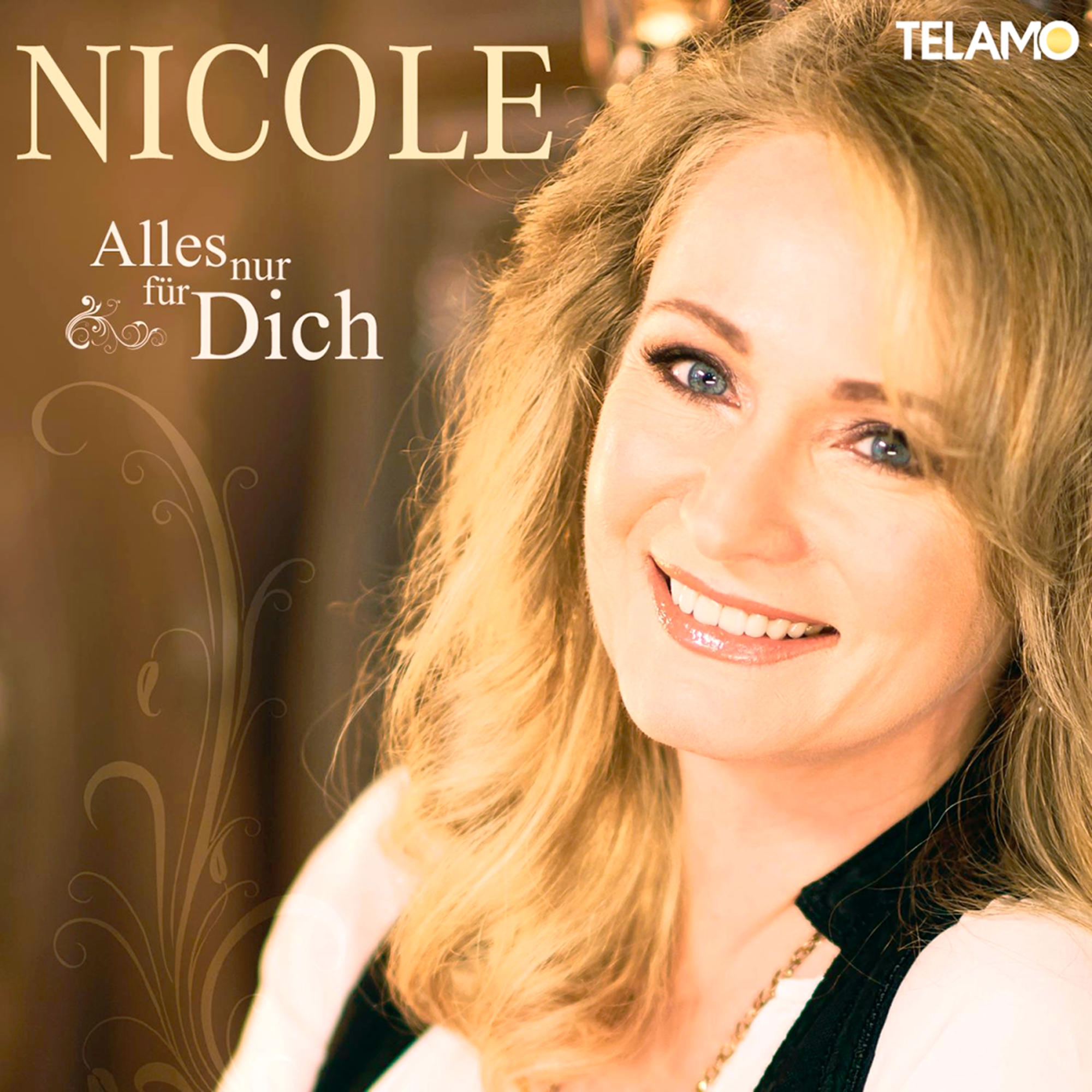 Nahaufnahme einer lächelnden Frau mit blonden Haaren. Text: Nicole Alles nur für Dich.