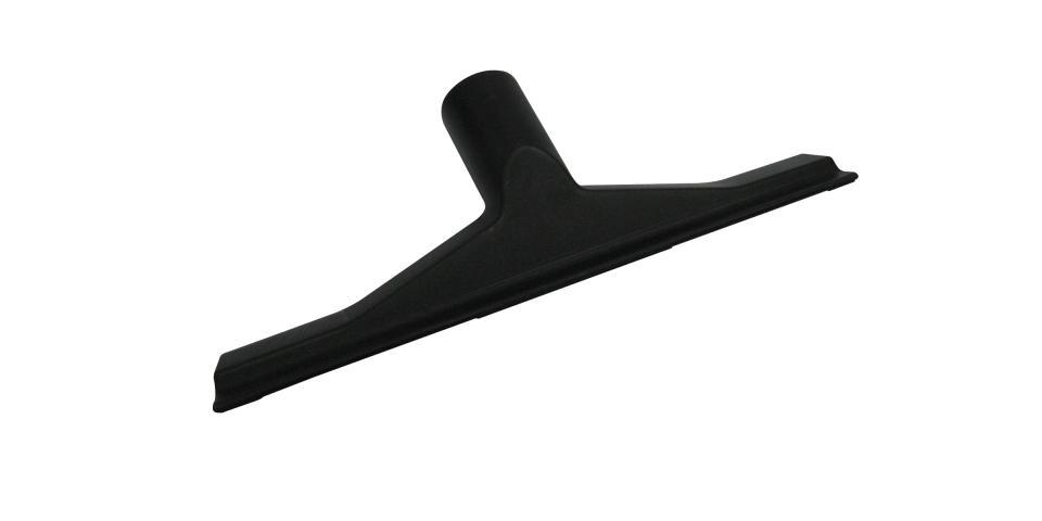 Siyah plastik elektrikli süpürge aleti, geniş, düz bir nozülle, beyaz üzerine izole edilmiş.