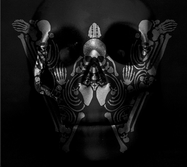 Schwarz-weiß Schädelkunstwerk mit skelettartigen Details. Dunkler Hintergrund.