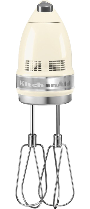 Egy krémszínű KitchenAid kézi mixer két habverővel.