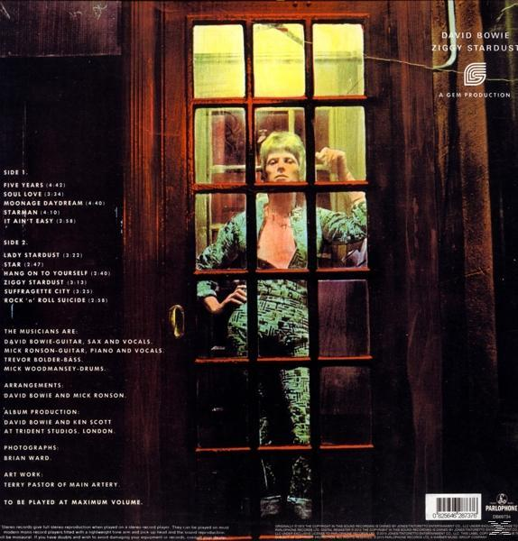 Pochette de l'album Ziggy Stardust de David Bowie. Bowie en costume vert, visible à travers une fenêtre, avec détails de l'album.