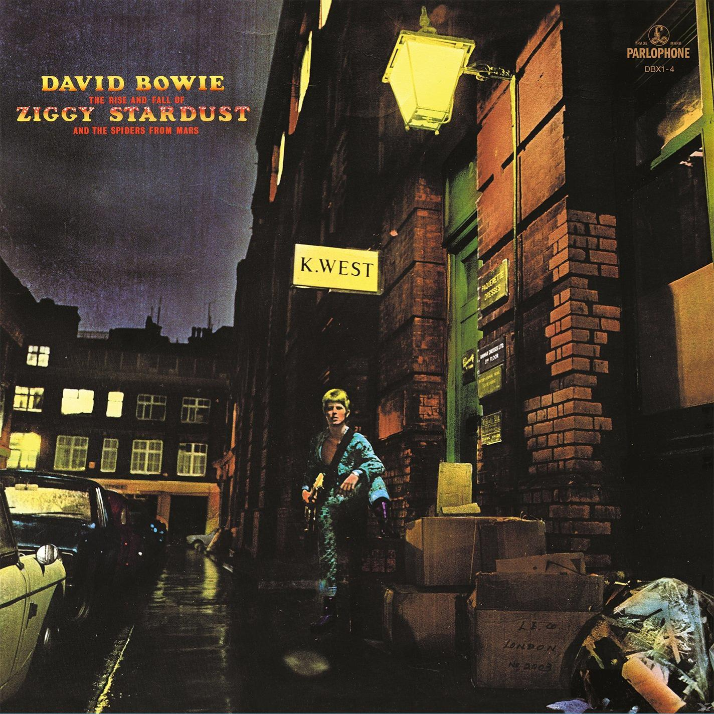 Albumcover mit David Bowie. Titel: Ziggy Stardust. Er steht nachts auf der Straße.