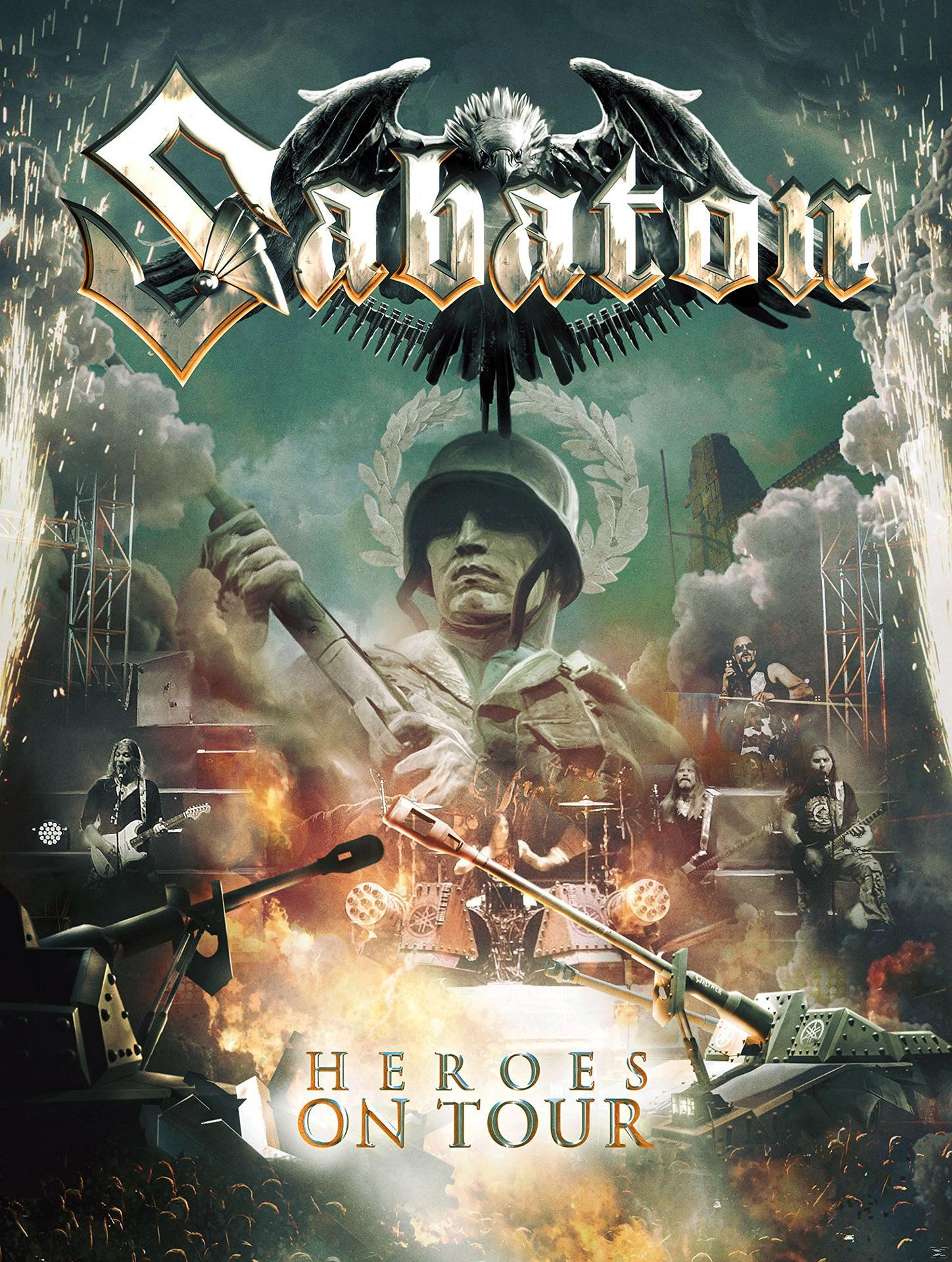 Sabaton-Albumcover: Mann im Helm, Panzer und Bandmitglieder auf der Bühne. Feuerwerk.