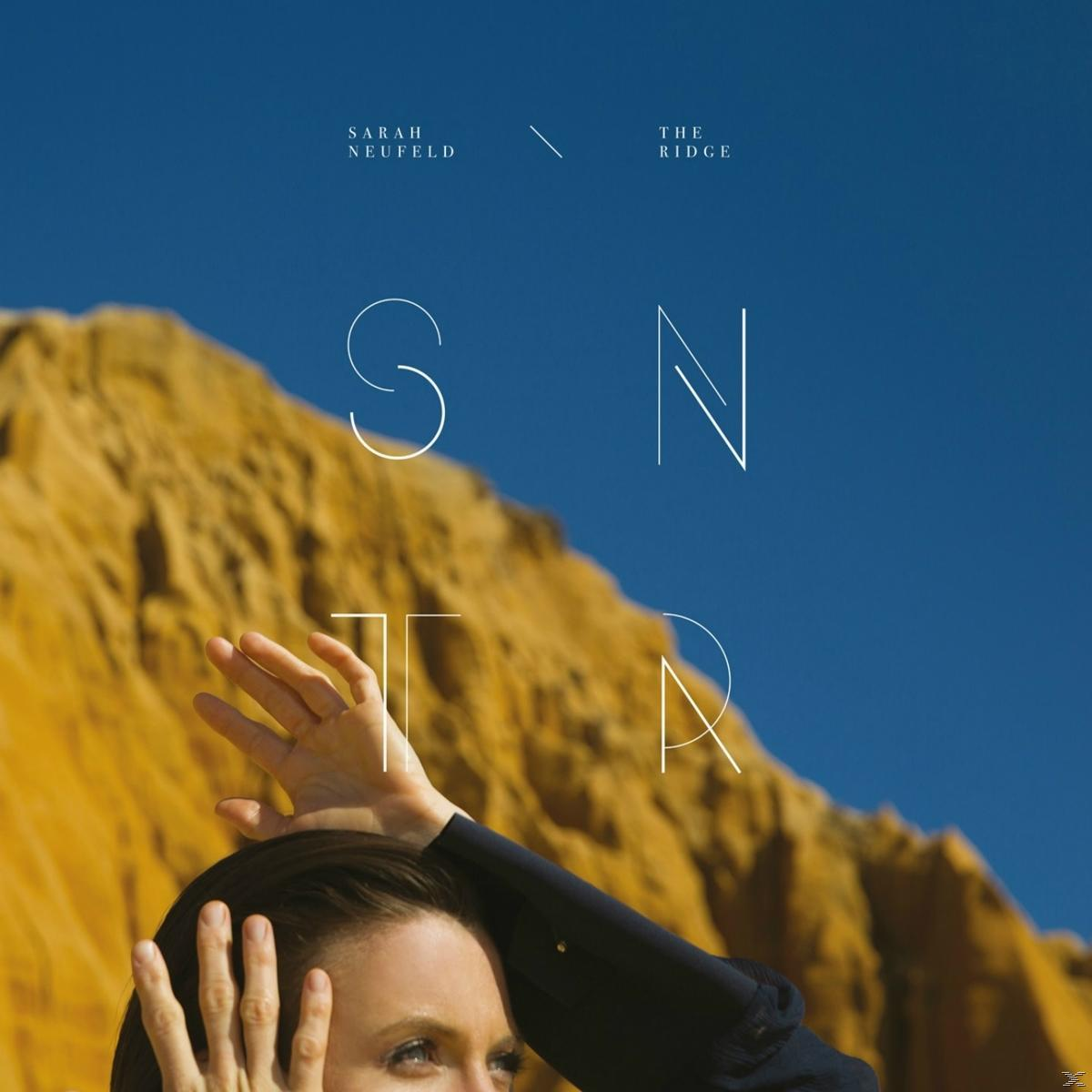 Sarah Neufeld 'The Ridge' album borítója, egy nő kezével és egy hegygel.
