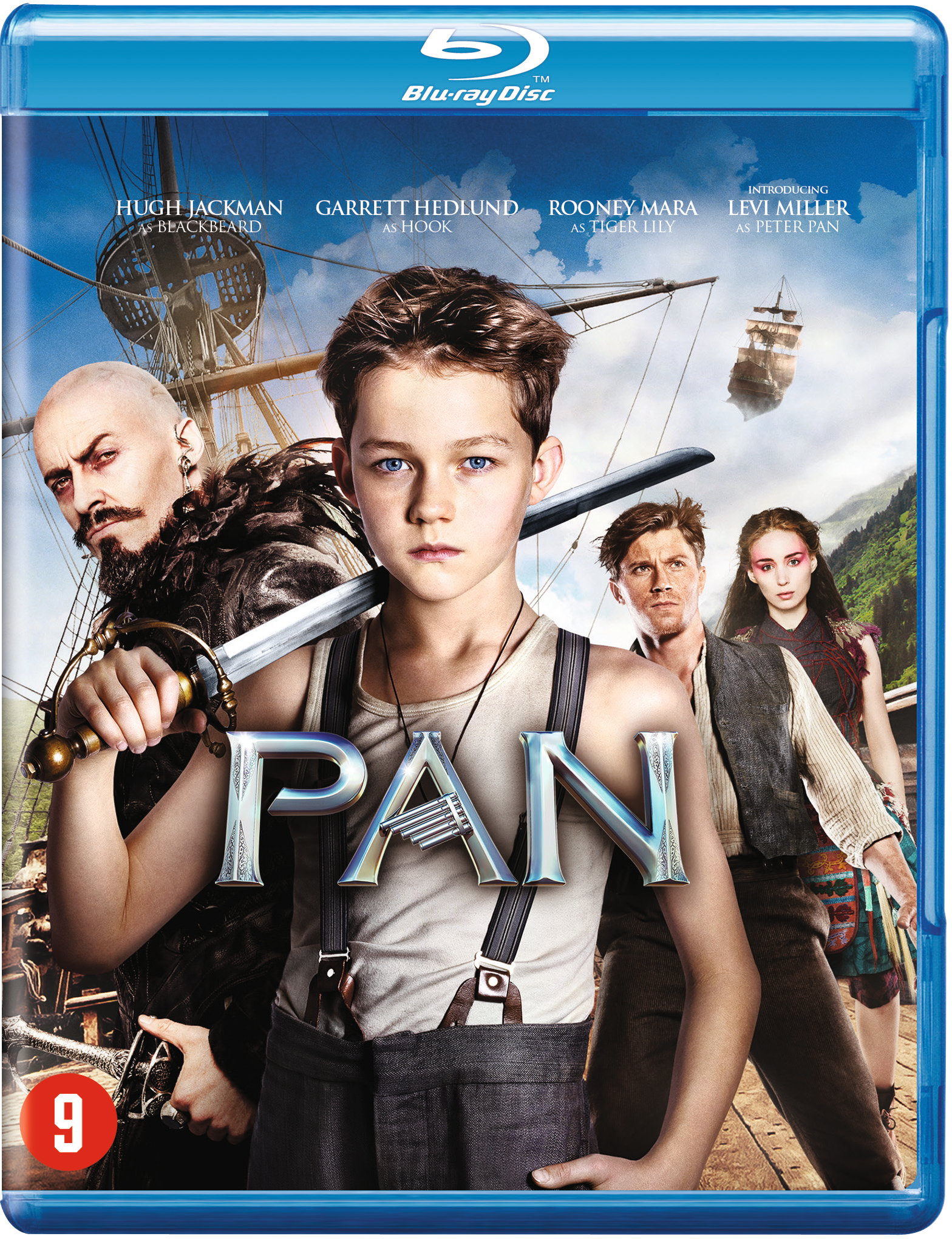 Filmposter van 'Pan' Blu-ray disc. Toont kind met zwaard, piraten en schepen.