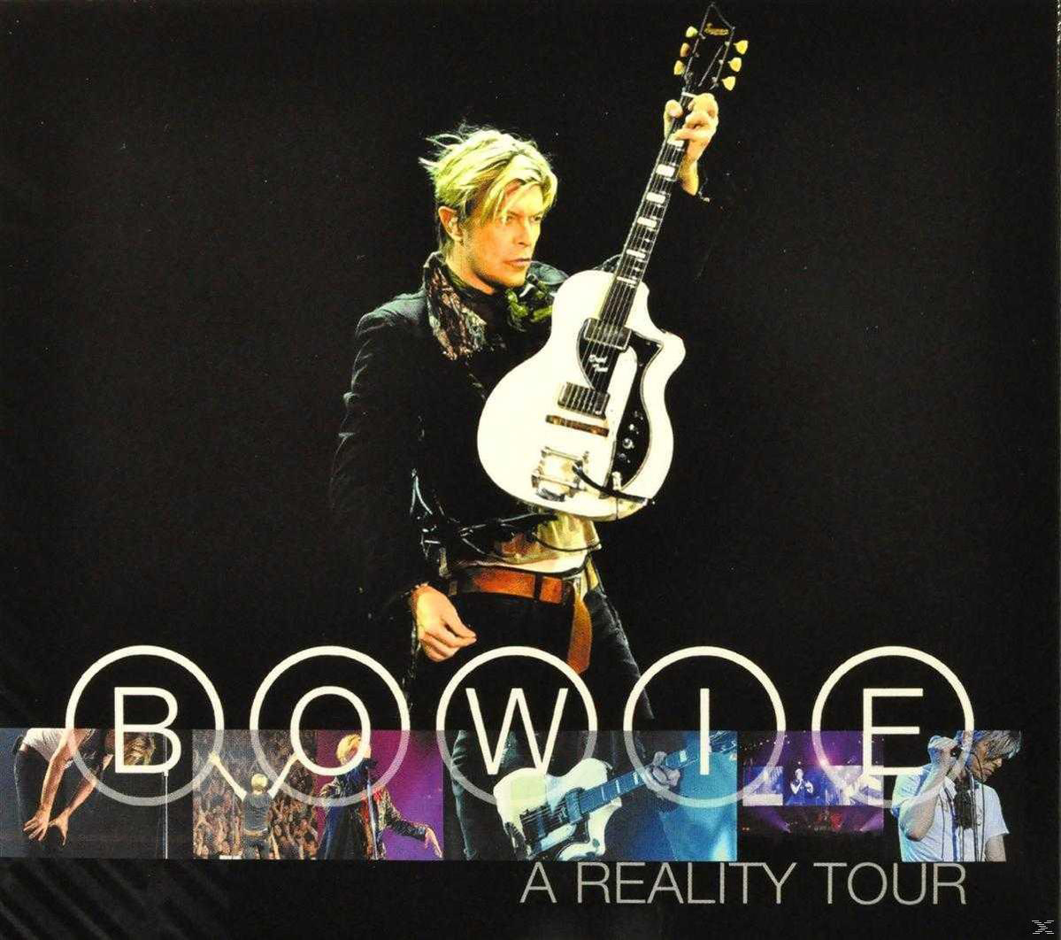 David Bowie auf der Bühne mit weißer Gitarre, mit 'BOWIE' und Konzertfotos.