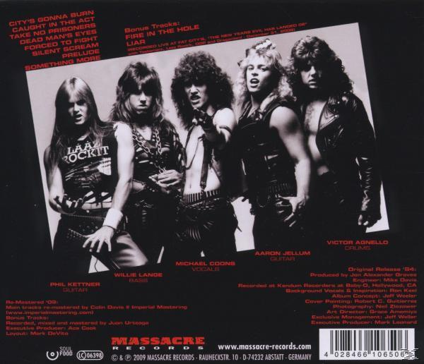 CD-Cover einer Heavy-Metal-Band. Bandmitglieder posieren. Roter Hintergrund. Bandname und Titelliste.