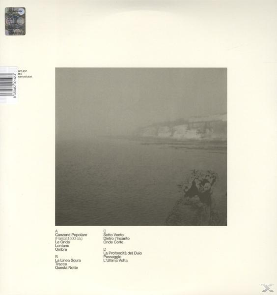 Albumcover mit einer grauen Landschaft und Text. Ein quadratisches Bild mit Text unten und einem Stempel oben.