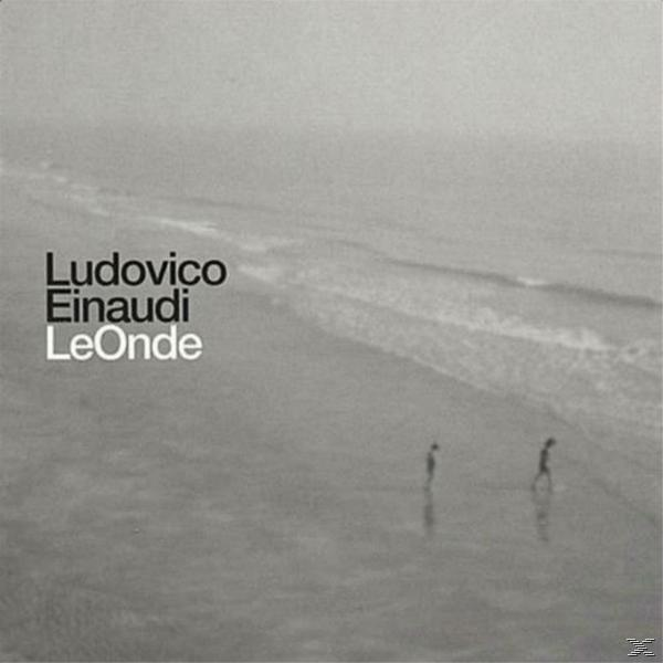 Albumcover. Ludovico Einaudi Le Onde. Silhouetten von Menschen, die am Strand spazieren gehen, Grautöne.