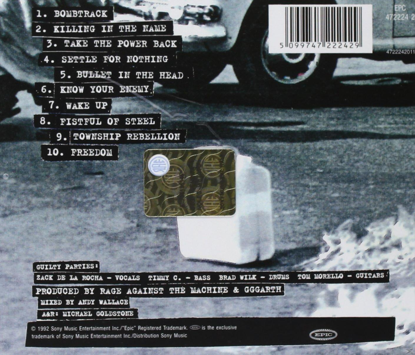 Achterkant van de cd met titels, bandleden en credits. Zwart-wit afbeelding van een auto.