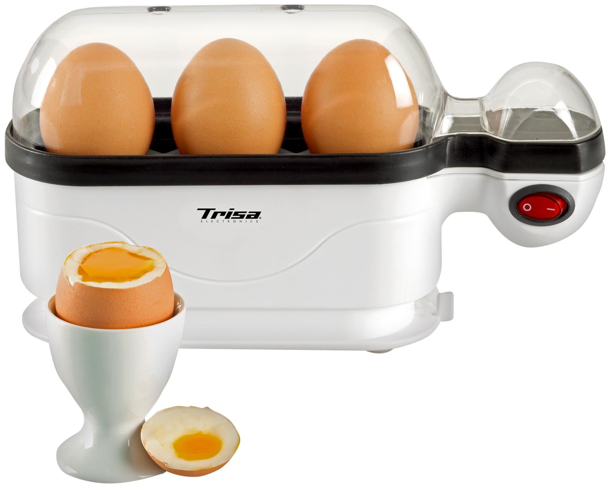 Cuocitore per uova bianco con tre uova all'interno e un uovo in un portauovo. Sfondo bianco.