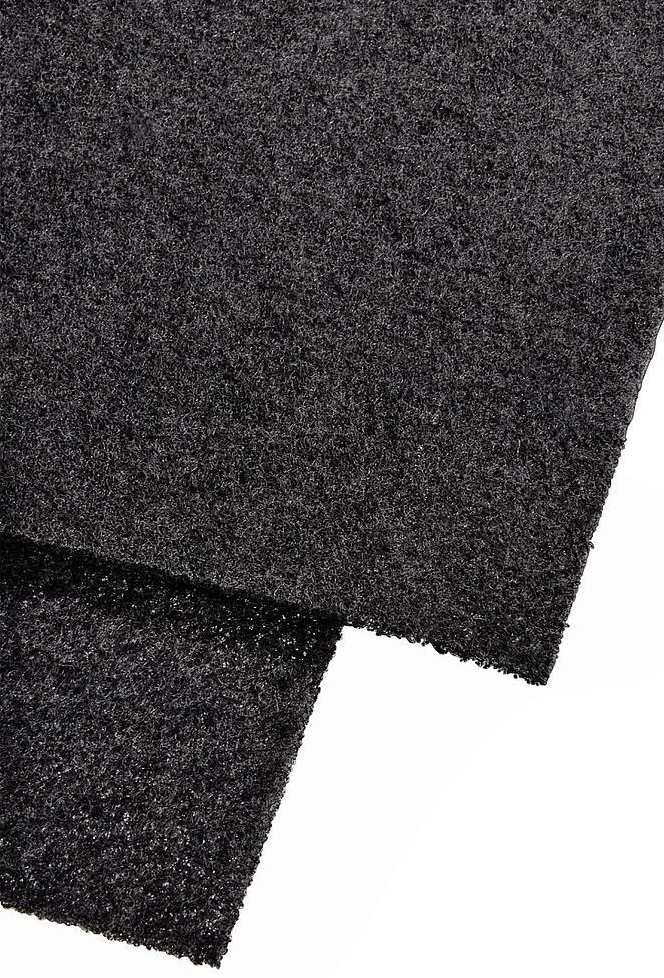 Close-up van donkergrijs viltmateriaal. Het is dubbelgevouwen en toont een gestructureerd oppervlak.