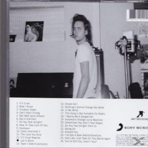 Man met lang haar die rookt, in een kamer. Tracklist en Sony Music-logo zijn zichtbaar op de achtergrond.