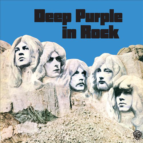 Deep Purple in Rock album borító. A zenekar tagjainak kőszobrai kék égbolttal.