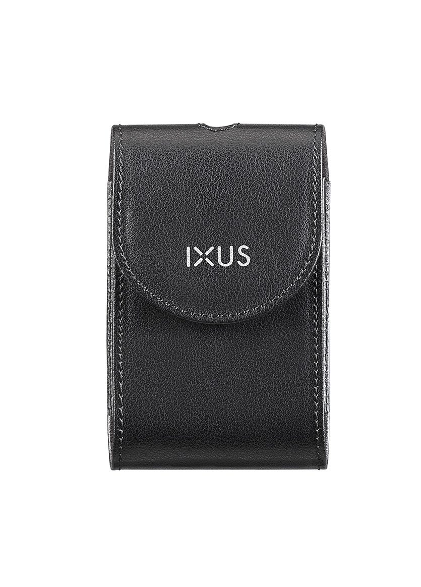 Schwarze Leder-IXUS-Kameratasche. Verfügt über einen Klappenverschluss und den Markennamen.
