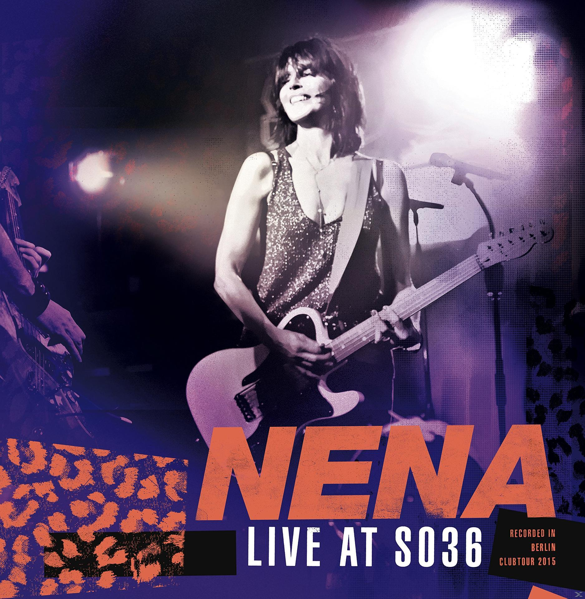 Nena spielt auf der Bühne Gitarre. Der Hintergrund ist dunkel mit Bühnenlicht. Text: Nena, Live at SO36, Clubtour 2015.