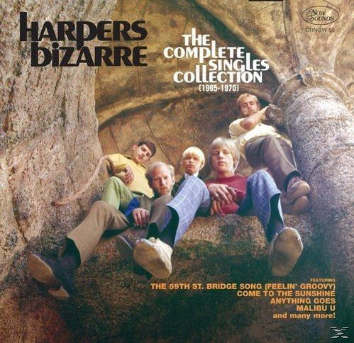 Albumcover: Bandmitglieder posieren auf Felsformation. Text: Harders Bizarre. The Complete Singles Collection.