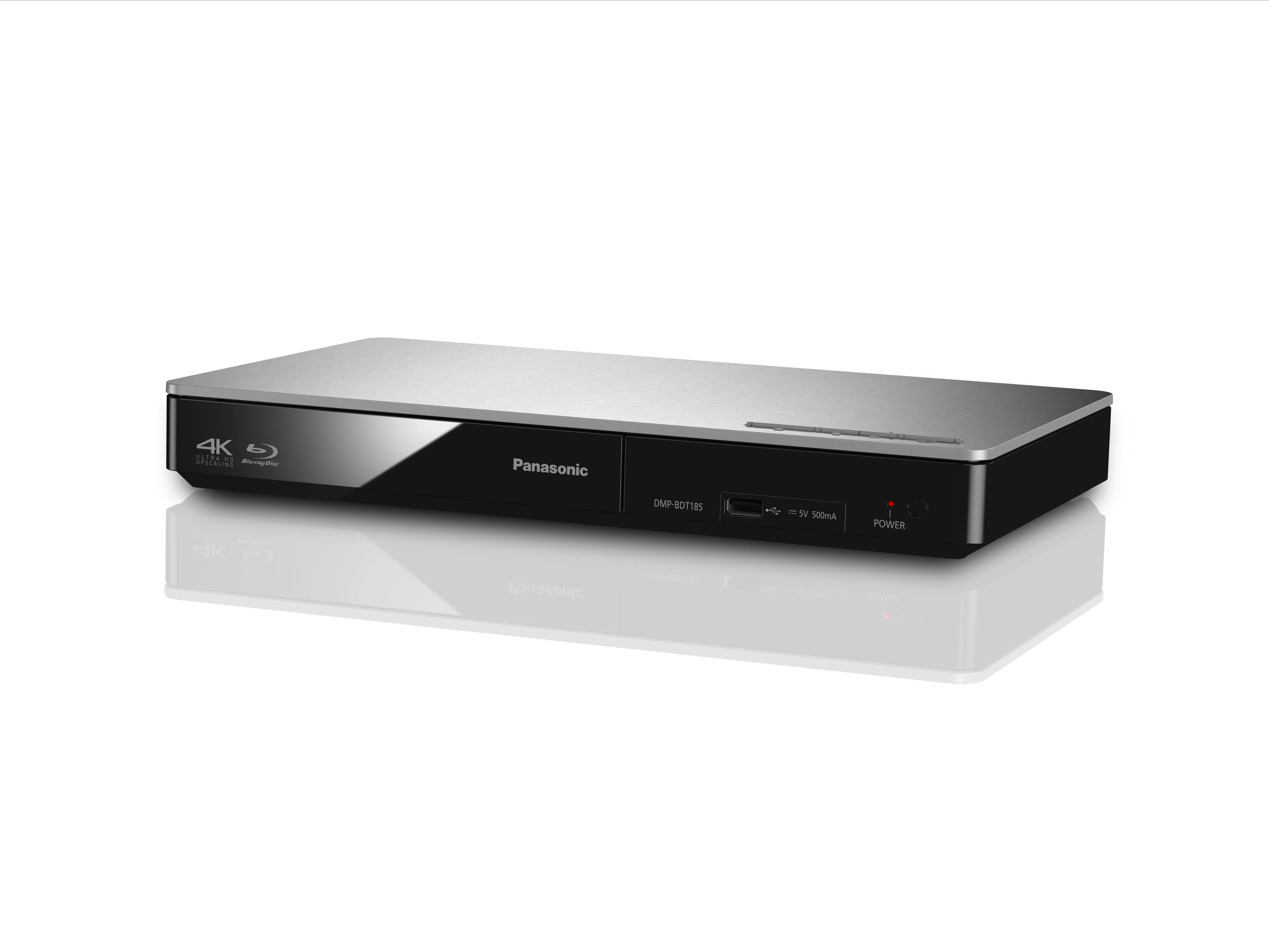 Ein silberner und schwarzer Panasonic Blu-ray-Player auf einer weißen Oberfläche, mit dem Panasonic-Logo.