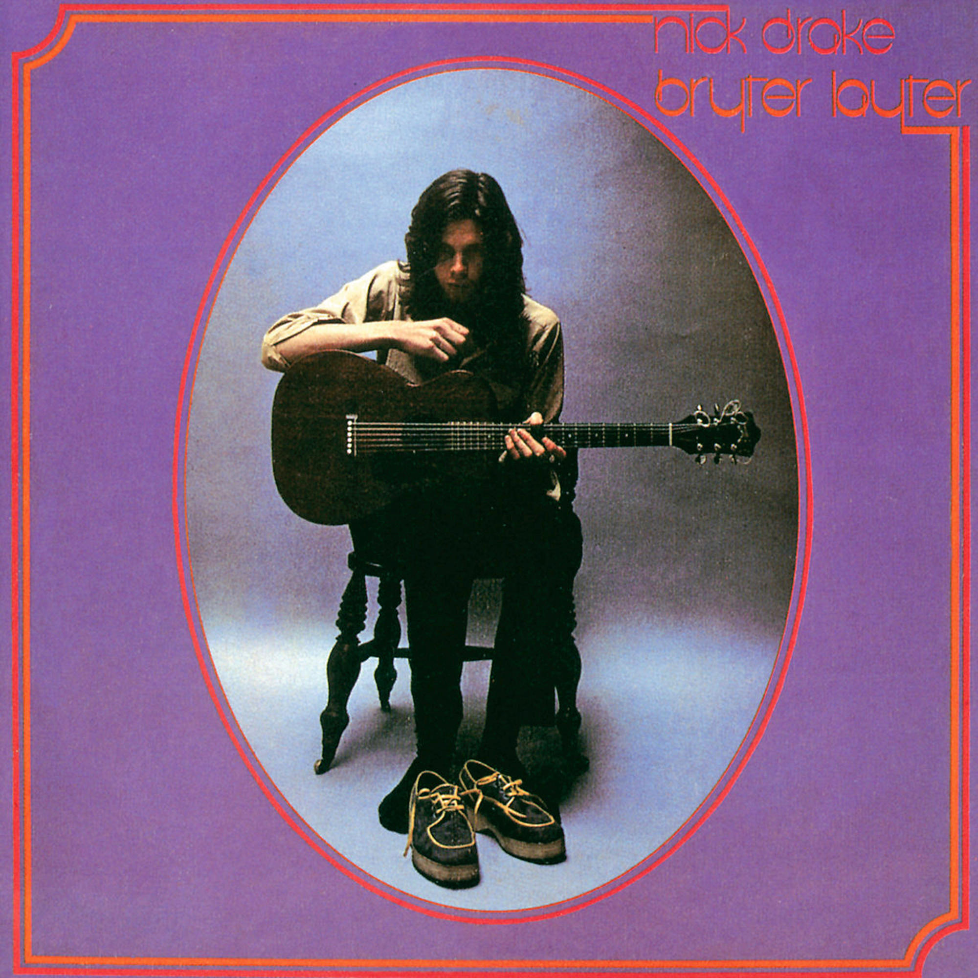 Nick Drake Albumcover, ein Mann mit einer Gitarre in einem ovalen Rahmen. Lila Hintergrund, orangefarbener Rand.