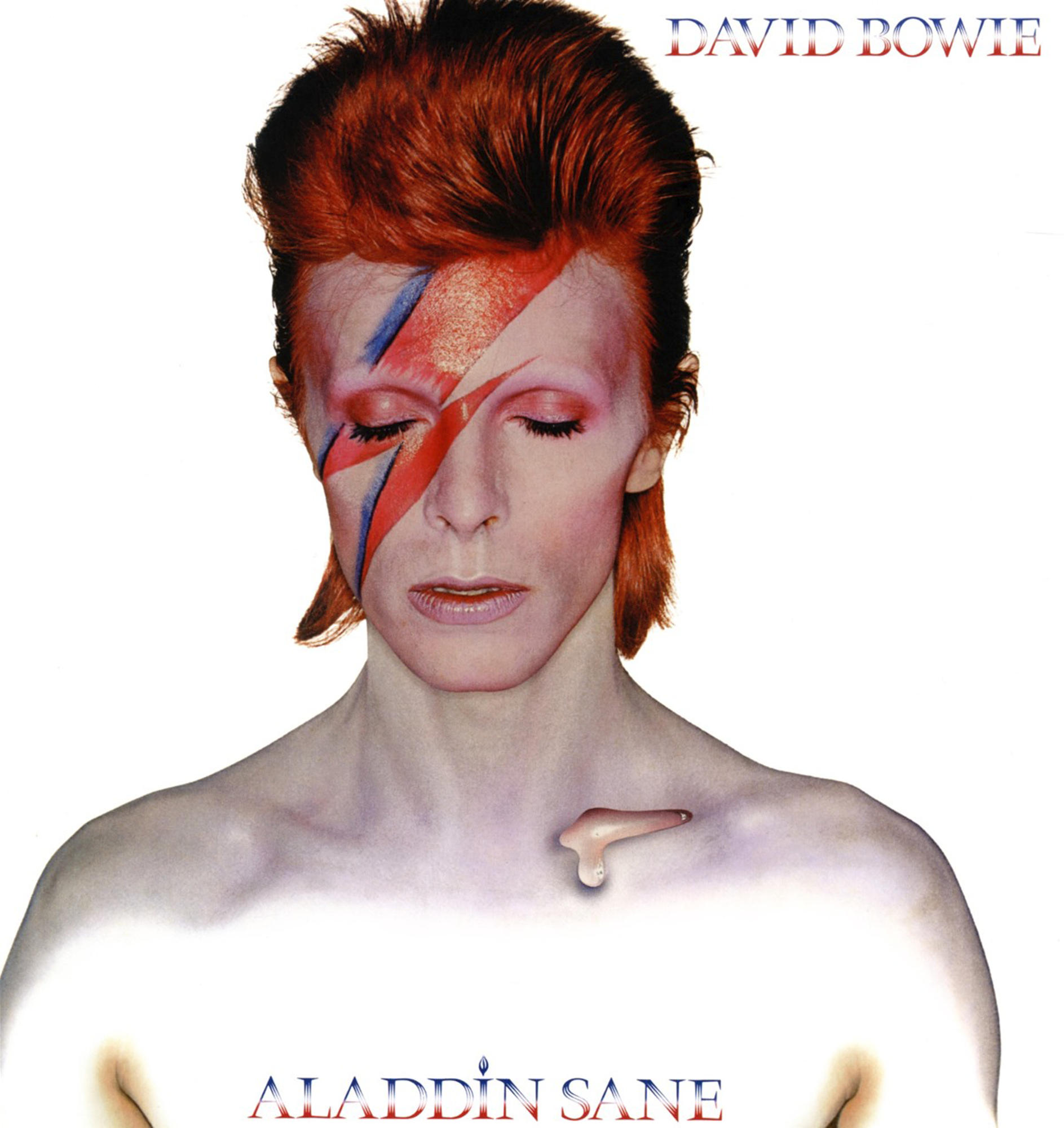 David Bowie albumhoes. Bowie met rood haar, gezichtsverf en een traanvormig ontwerp op zijn borst.