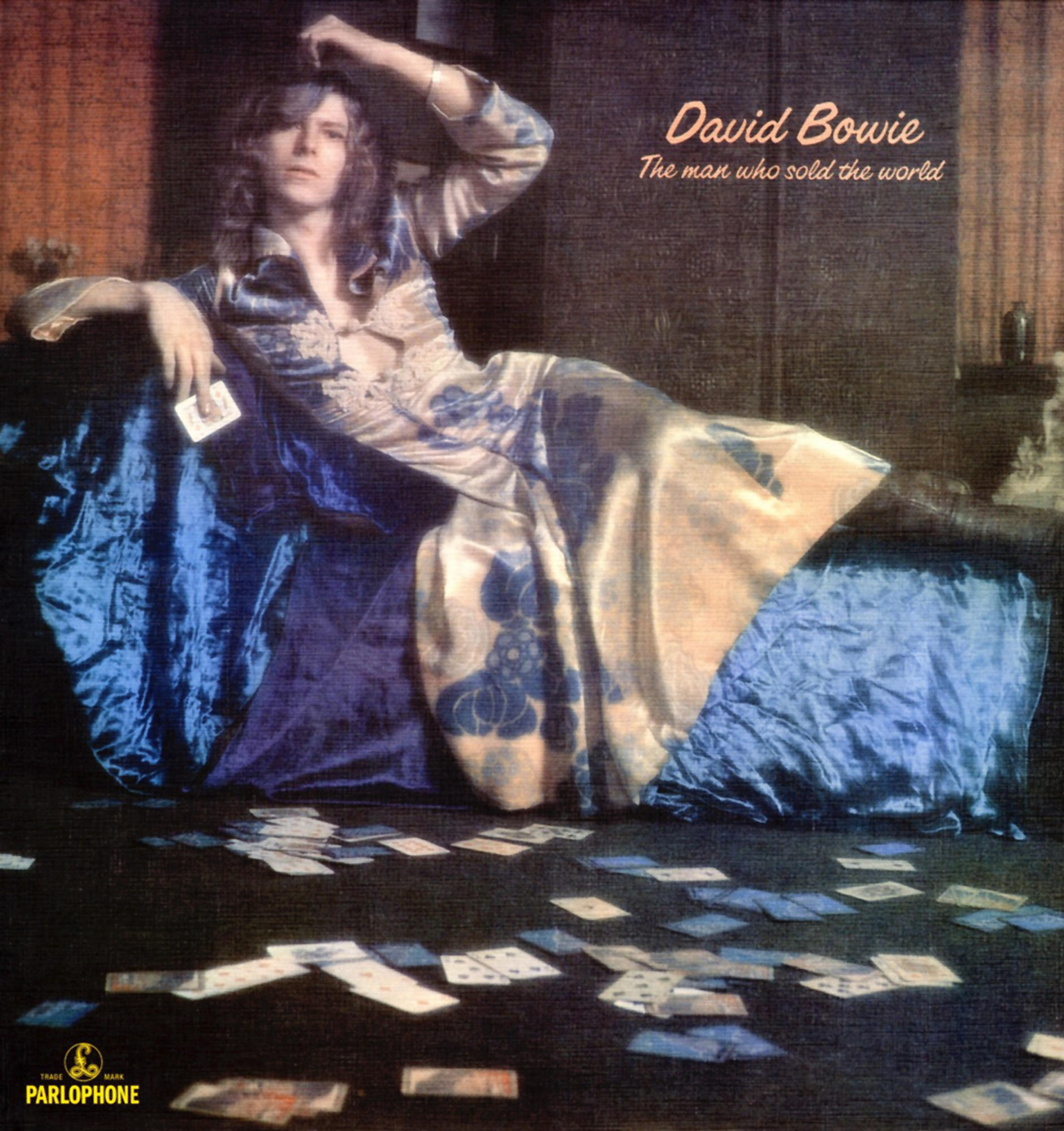 David Bowie Albumcover, The Man Who Sold the World. Bowie im Kleid, Karten auf dem Boden.