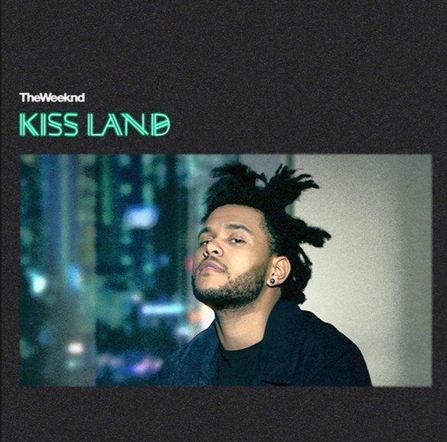 Pochette d'album : The Weeknd, regardant vers le haut. Texte : 'Kiss Land'. Lumières de la ville la nuit en arrière-plan.