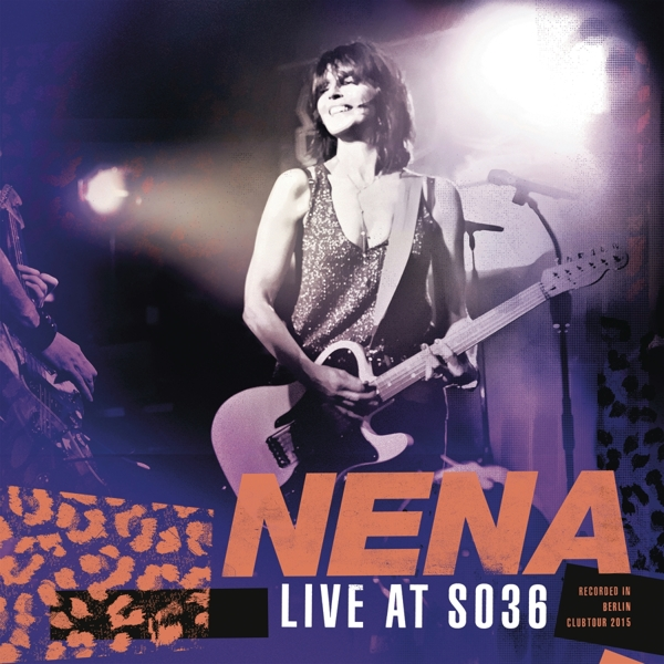 Nena Albumcover. Nena hält eine Gitarre und steht auf der Bühne. Lila und blauer Hintergrund.