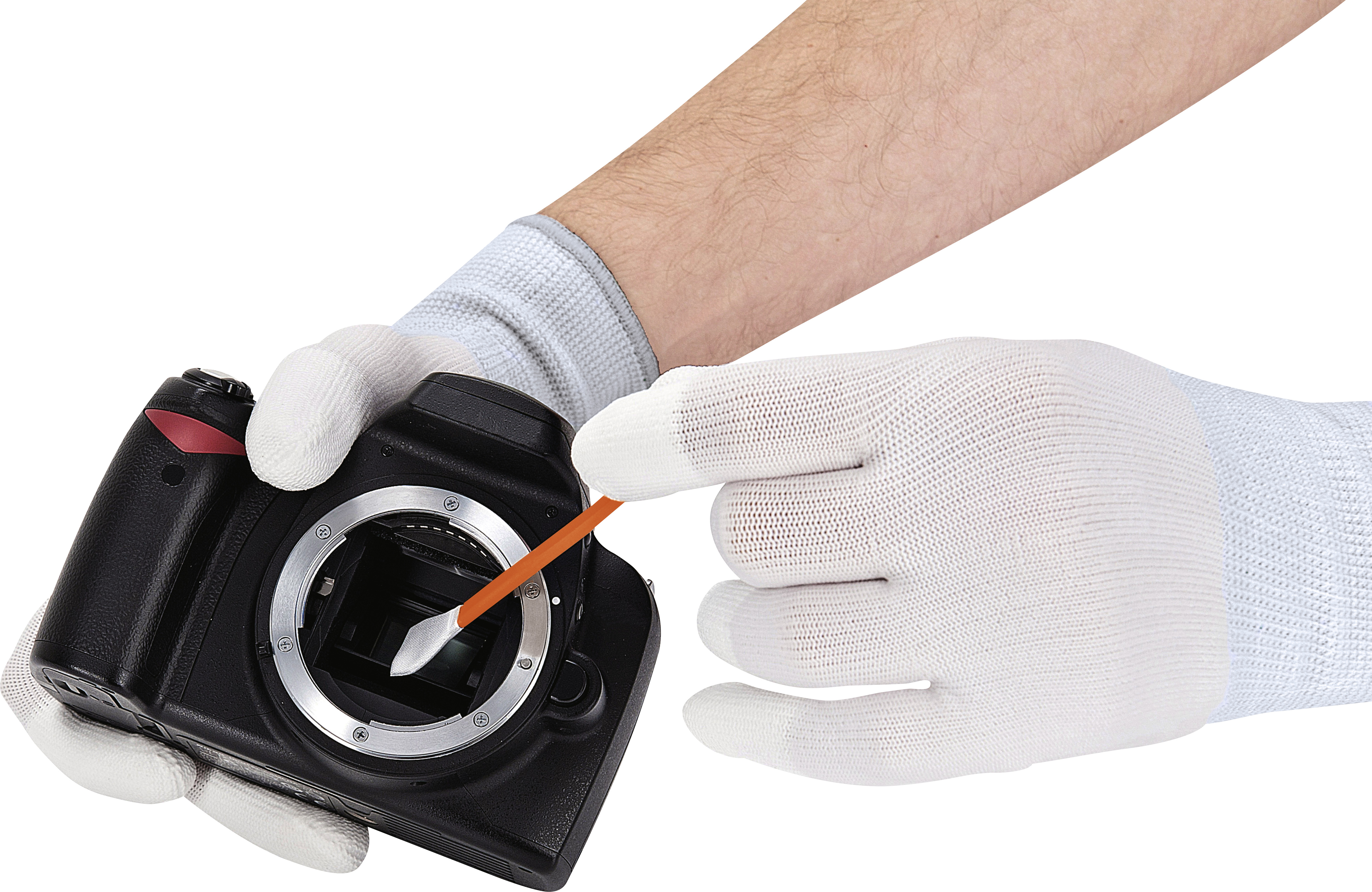 Hände reinigen einen Kamerasensor. Die Kamera ist schwarz, die Hände tragen weiße Handschuhe, ein Wattestäbchen wird verwendet.
