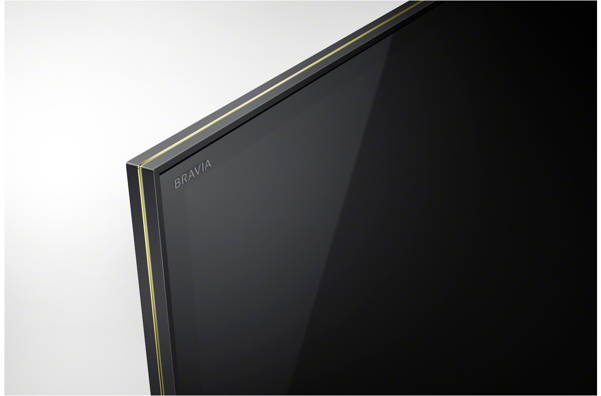 Nahaufnahme einer TV-Ecke. Es ist schwarz, mit einem dünnen goldenen Rand. 'BRAVIA' ist sichtbar.